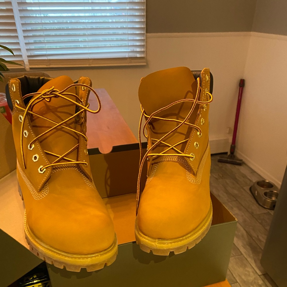 Classic wheat color timberland boots. Authentic